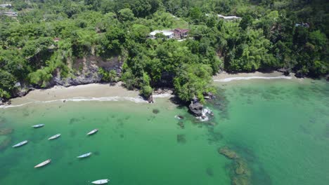 Absteigende-Luftaufnahme-Einer-Natürlichen-Höhle-An-Einem-Klippenstrand-Auf-Der-Tropischen-Zwillingsinsel-Der-Karibik-Trinidad-Und-Tobago