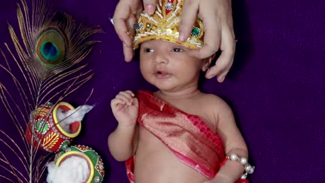Bebé-Recién-Nacido-En-Krishna-Vestido-Con-Accesorios-Desde-Una-Perspectiva-única-En-Diferentes-Expresiones