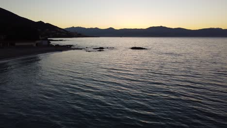Dem-Sonnenaufgang-Am-Strand-Von-Korsika-Entgegenfliegen