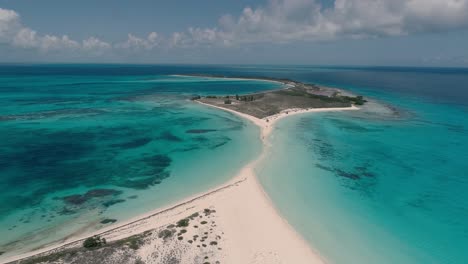 White-sandbank-surrounded-by-turquoise-water,-Aerial-shot-turn-around-Cayo-de-Agua-island