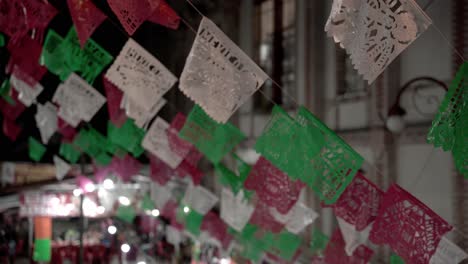 Decoraciones-Tradicionales-De-Banderas-Coloridas-Mexicanas-Con-Diferentes-Diseños