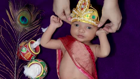 Bebé-Recién-Nacido-En-Krishna-Vestido-Con-Accesorios-Desde-Una-Perspectiva-única-En-Diferentes-Expresiones