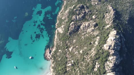 Schöne-Bucht-Mit-Weißem-Sand-Und-Klarem-Wasser-Auf-Korsika