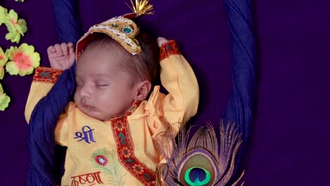Neugeborener-Junge-In-Krishna,-Gekleidet-Mit-Requisiten-Beim-Schwingen-Aus-Einzigartigem-Blickwinkel-In-Unterschiedlichem-Ausdruck