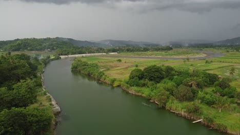 Schöner-Grüner-Fluss-Auf-Den-Philippinen