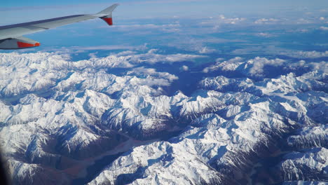 Schneebedeckter-Gipfel-Der-Berge-In-Neuseeland-Vom-Flugzeugfenster-Aus-Gesehen