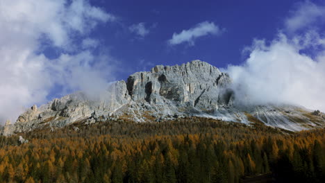 Wolken-Tanzen-über-Südtiroler-Waldberggipfel-Bei-Sonnenaufgang-Im-Zeitraffer