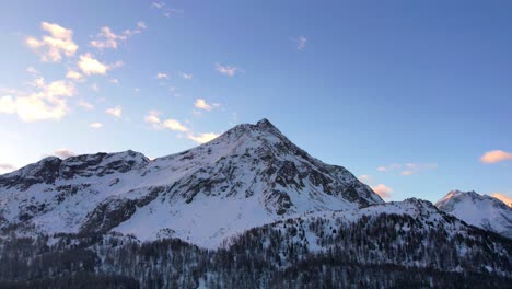 Schneebedeckter-Bergzeitraffer-Am-Morgen