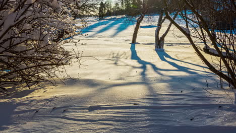 Schatten-Kriechen-über-Den-Schnee,-Während-Die-Goldene-Sonne-In-Diesem-Winterzeitraffer-Den-Himmel-überquert
