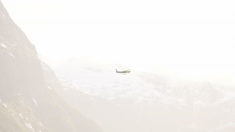 Flugzeug-Fliegt-über-Den-Milford-Sound-Durch-Den-Nebel-In-Neuseeland