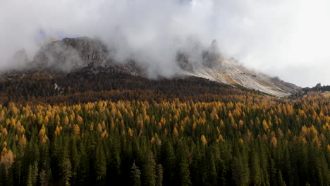 Wolken-Ziehen-über-Drei-Zinnen,-üppige-Waldbäume-Und-Die-Atemberaubende-Berglandschaft-Südtirols