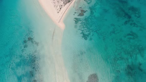 Sandbar-and-turquoise-caribbean-sea,-Aerial-Top-view-tilt-up-reveal-Los-Roques-archipelago