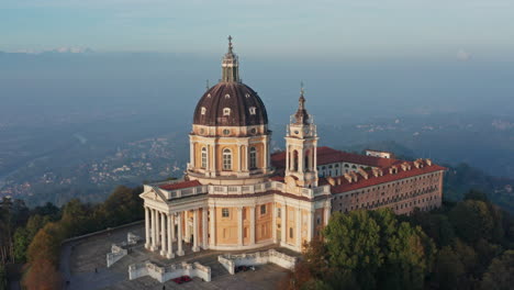 Rückwärtige-Luftaufnahmen-Der-Superga-Basilika-In-Turin,-Italien