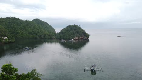 Ein-Großes-Boot-In-Ruhiger-See-In-Negros-Westlichen-Philippinen
