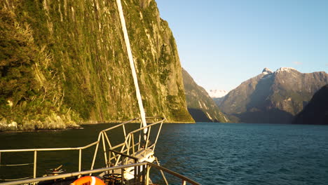 Milford-Mariner-Ship-Bow-Crucero-En-El-Fiordo-De-Milford-Sound-Dentro-Del-Parque-Nacional-De-Fiordland-En-Southland,-Nueva-Zelanda