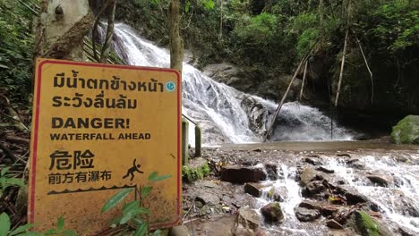 Warnschild-Am-Wasserfall-Im-üppigen-Dschungel