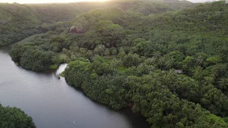 Hermosa-Vista-Aérea-De-La-Naturaleza-Del-Famoso-Río-Wailua-Con-Kayaks-Durante-La-Puesta-De-Sol