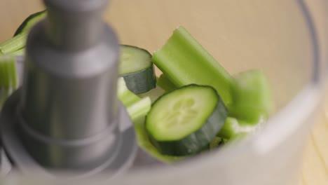 Gemüse-Fällt-In-Den-Mixer