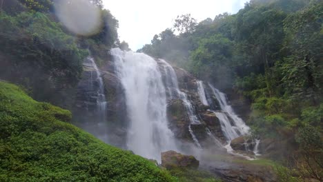 Dynamischer-Blick-Auf-Einen-Atemberaubenden-Wasserfall-Im-üppigen-Dschungel-Mit-Wasseraufprallender-Linse