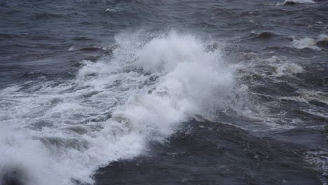 Raue-Stürmische-Meereswellen,-Die-In-Zeitlupe-Abstürzen