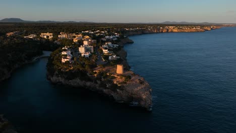 Luftaufnahme-Mit-Drohne-Während-Des-Sonnenuntergangs-Des-Turms-Von-Cala-Pi,-Mallorca