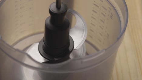 Installieren-Sie-Die-Mixer-Schneideklinge-In-Der-Drehmaschine