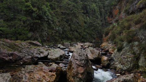 Bajando-El-Agua-Disparada-Desde-El-Frente-Cayendo-En-Cascada-A-Través-De-Rocas-Y-Cantos-Rodados-En-La-Garganta-Del-Río-Rocoso-De-La-Montaña-De-Nueva-Zelanda