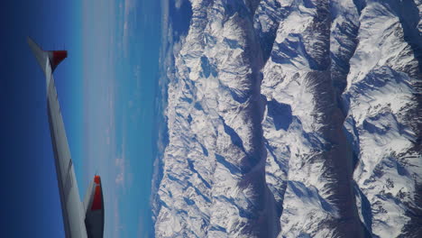 Das-Fliegen-über-Schnee-Bedeckte-Die-Bemerkenswerte-Bergkette