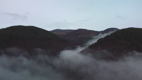 Montañas-Nubladas-De-Drone-Bulgaria