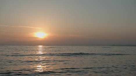 Erstaunlicher-Blick-über-Das-Meer-Mit-Wellen-In-Den-Sonnenuntergang-Auf-Der-Tropischen-Insel-Mallorca,-Spanien-An-Einem-Sonnigen-Tag