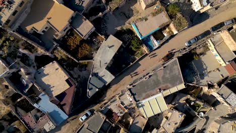 Luftaufnahme-Einer-Unbefestigten-Straße-Inmitten-Türkischer-Häuser---Uçhisar,-Kappadokien---Türkei