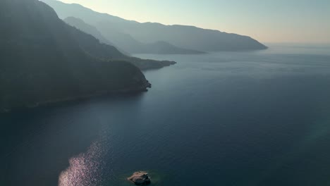 Luftaufnahme-Eines-Wunderschönen-Szenarios-Aus-Bergen-Und-Dem-Mittelmeer---Türkei
