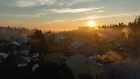 Aufnahme-Von-Häusern-Mit-Rauch-Aus-Ihren-Schornsteinen-An-Einem-Kalten-Wintermorgen