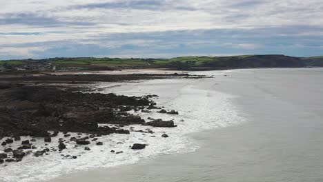 Luftdrohnen-Flyover-Strand-Und-Felsen-In-Der-Widemouth-Bucht-Im-Norden-Von-Cornwall