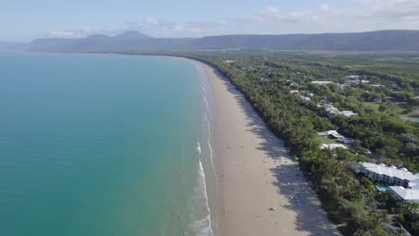 Luftbild-Des-Four-Mile-Beach-Mit-Touristen-Am-Ufer-In-Port-Douglas,-Queensland,-Australien---Drohnenaufnahme