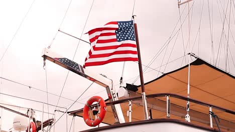 Flagge-Der-Vereinigten-Staaten,-Die-Sich-Mit-Dem-Wind-Bewegt,-Der-Auf-Einem-Boot-Gehisst-Wird
