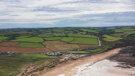 Antena-Drone-Sobrevuelo-Playa-Y-Rocas-En-Widemouth-Bay-North-Cornwall