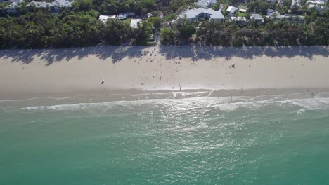 Turistas-En-La-Playa-De-Cuatro-Millas-Durante-El-Verano-En-Port-Douglas,-Queensland,-Australia---Toma-Aérea-De-Drones