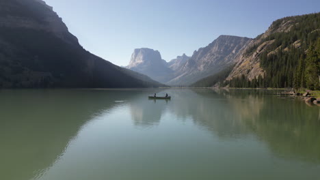 Gente-Haciendo-Kayak-En-Lagos-De-Río-Verde-Con-Fondo-De-Paisaje-Montañoso-En-Wyoming