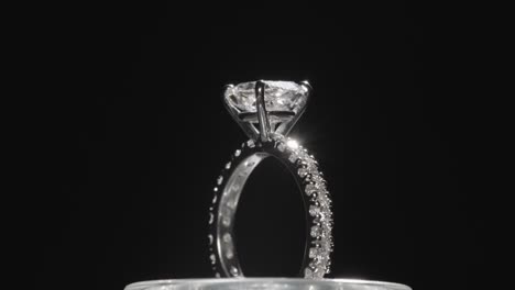 Schöner-Diamantring,-Der-Sich-Vor-Einem-Schwarzen-Studiohintergrund-Dreht