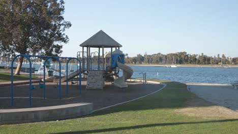 Parque-Infantil-En-Coronado-Bay-En-San-Diego,-California-En-Un-Soleado-Día-De-Otoño-Con-Cielos-Azules-Y-Barcos-En-El-Fondo---Noviembre-De-2022