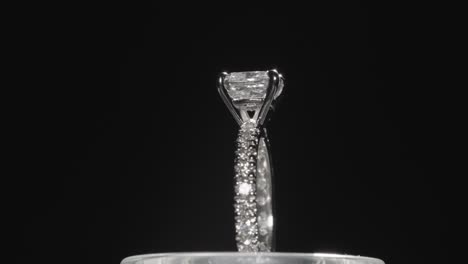 Teurer-Luxus-Diamantring,-Der-Sich-Vor-Schwarzem-Studiohintergrund-Dreht