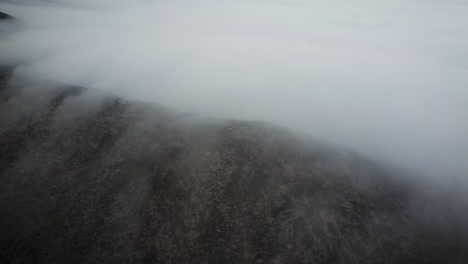 Toma-De-Drones-De-Excursionistas-En-Una-Montaña-Nublada-En-Lima-Perú