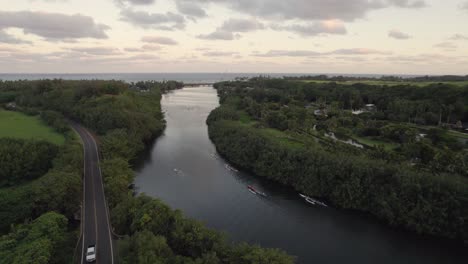 Dramatische-Luftaufnahmen-Des-Berühmten-Wailua-River-Bei-Sonnenuntergang-Mit-Menschen-Auf-Kanus,-Sonnenaufgang