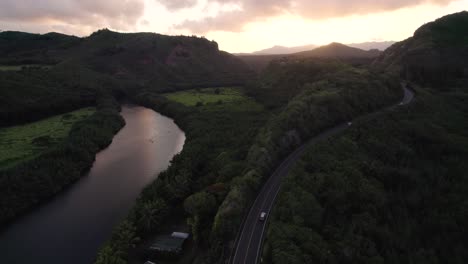 Dramatische-Luftaufnahmen-Des-Berühmten-Flusses-Wailua-Während-Des-Sonnenuntergangs-Mit-Einer-Einfahrt-Im-Hintergrund