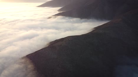 Montañas-Y-Un-Colchón-De-Nubes-Durante-Un-Increíble-Amanecer-En-El-Desierto-De-Lima-Perú