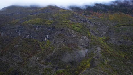 Felsige-Berggipfel,-Die-Im-Herbst-Von-Nebel-Bedeckt-Sind,-Und-Buntes-Laub-In-Albanien
