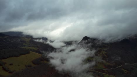 Wolken,-Die-Alpental-Im-Herbstregentag,-Trockene-Graswiesen-Und-Blattlose-Bäume-Bedecken