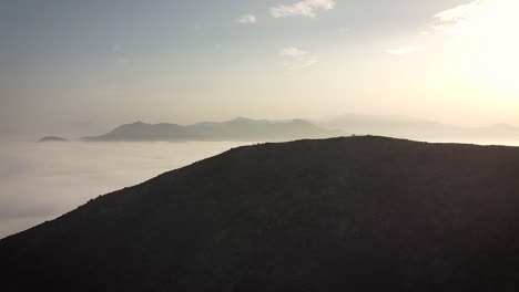 Tiro-De-Paisaje-Drone-De-Excursionistas-En-La-Cima-De-Las-Montañas-Por-Encima-De-Las-Nubes-En-Lima-Perú