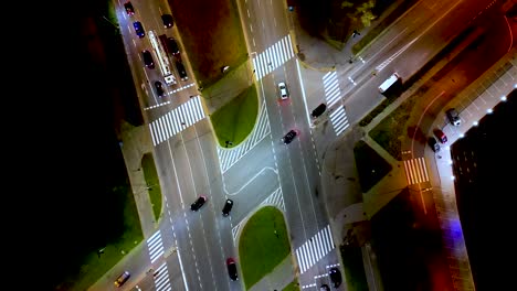 Der-Aufsteigende-Drohnenschuss-Zeigt-Eine-Spektakuläre-Hochstraße-Und-Die-Konvergenz-Von-Straßen,-Brücken,-Viadukten-Bei-Nacht,-Transport--Und-Infrastrukturentwicklung